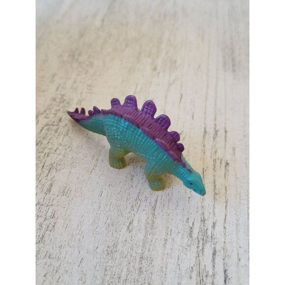 Mini purple blue stegosaurus dinosaur toy figure - Picture 1 of 4
